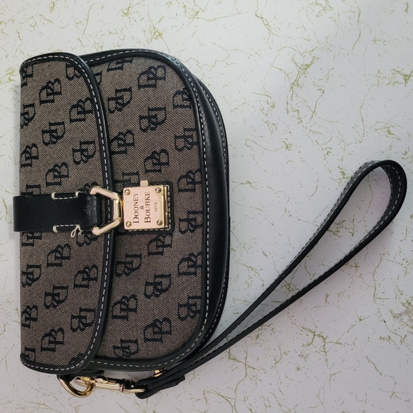 Dooney & Bourke Handbags - Vibtage Dooney & Bourke Black Signature Wristlet